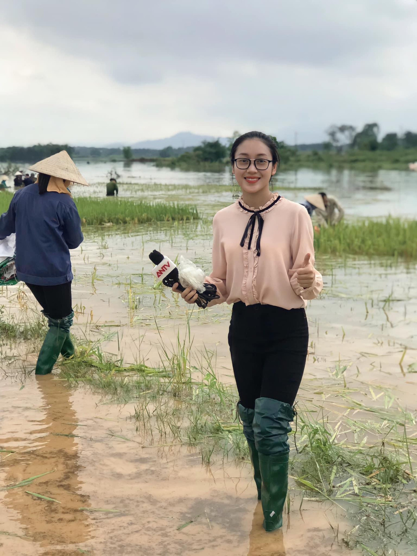 Minh Phương trong buổi dẫn truyền hình thực tế tại các địa phương.