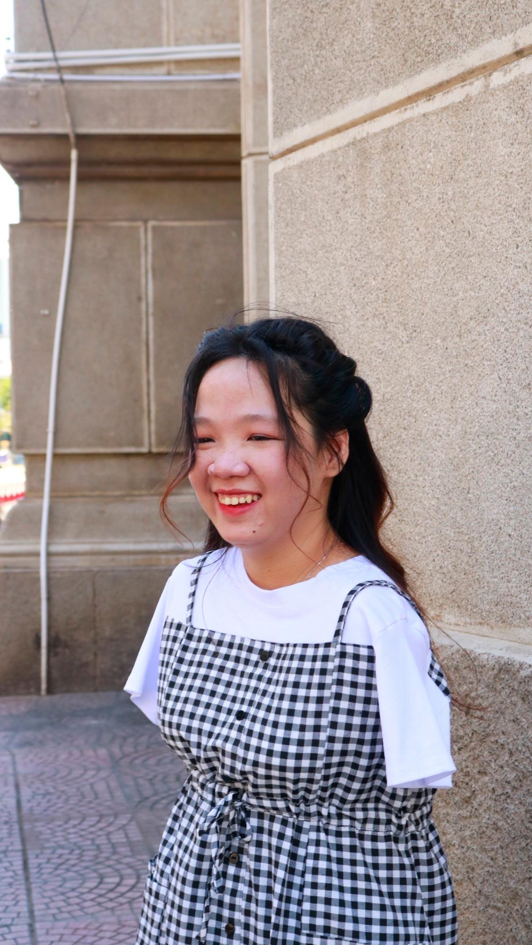 Thuỳ Linh (sinh năm 1994) là người khuyết tật vận động nhưng luôn giữ tinh thần lạc quan, vui tươi.