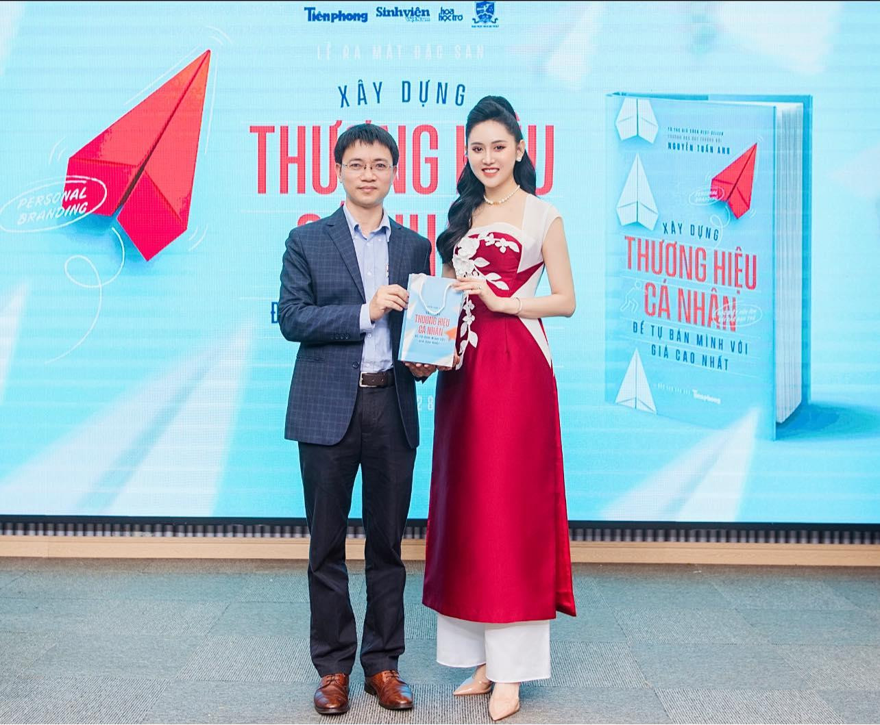 Tác giả, nhà báo Nguyễn Tuấn Anh tặng đặc san cho Á hậu Quốc tế - Miss All Nations 2019 Trúc Ny.