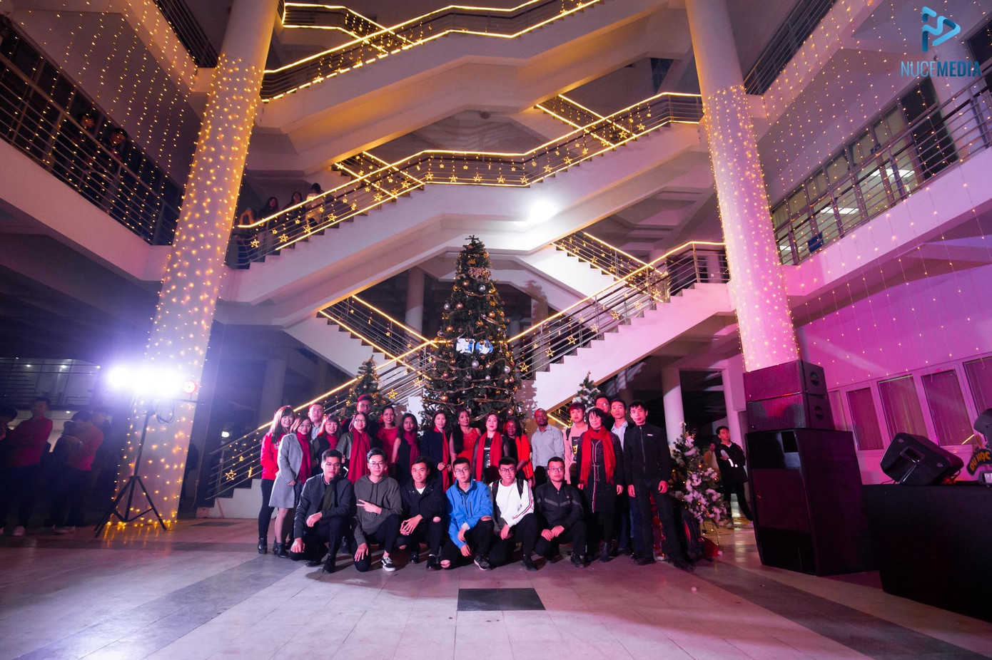 Anh cùng các bạn sinh viên tham gia giao lưu và hỗ trợ tổ chức Dạ hội Giáng sinh năm 2019 cho sinh viên quốc tế đang học tập tại Đại học Xây dựng.