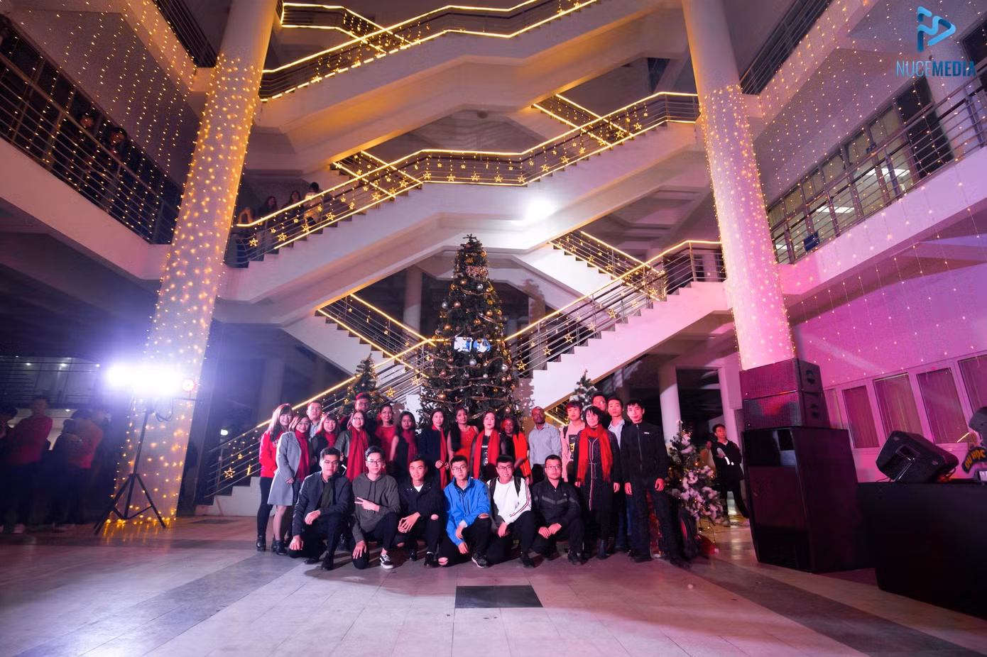 Anh cùng các bạn sinh viên tham gia giao lưu và hỗ trợ tổ chức Dạ hội Giáng sinh năm 2019 cho sinh viên quốc tế đang học tập tại Đại học Xây dựng.