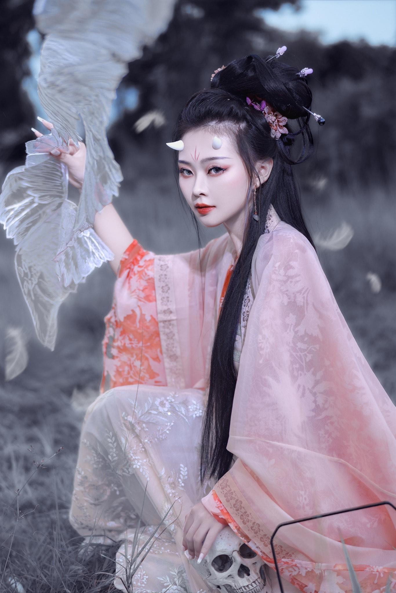 Hồng Ánh được nhận xét là có gương mặt Á Đông với đường nét khá giống với người Trung, vậy nên cô bạn cũng ghi nhiều dấu ấn với các bộ ảnh cổ trang.