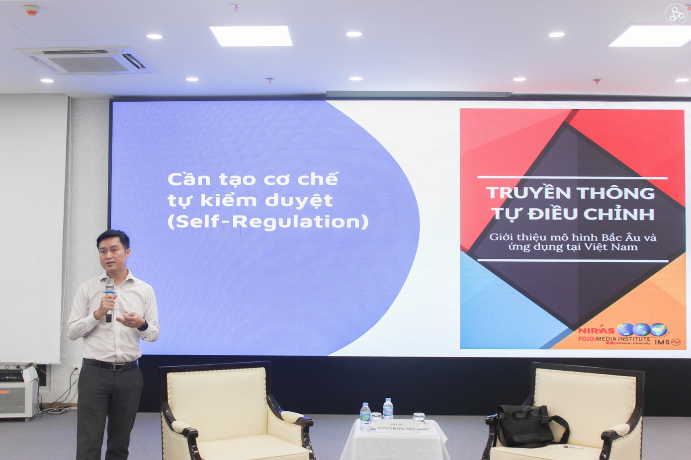 Nhà báo Nguyễn Hoàng Nhật, Phó Tổng biên tập Báo điện tử VietnamPlus, Thông tấn xã Việt Nam chia sẻ với sinh viên tại buổi Workshop 2 - Sharpen: "Làm chủ thế giới ảo" do CLB Lễ tân Ngoại giao tổ chức.