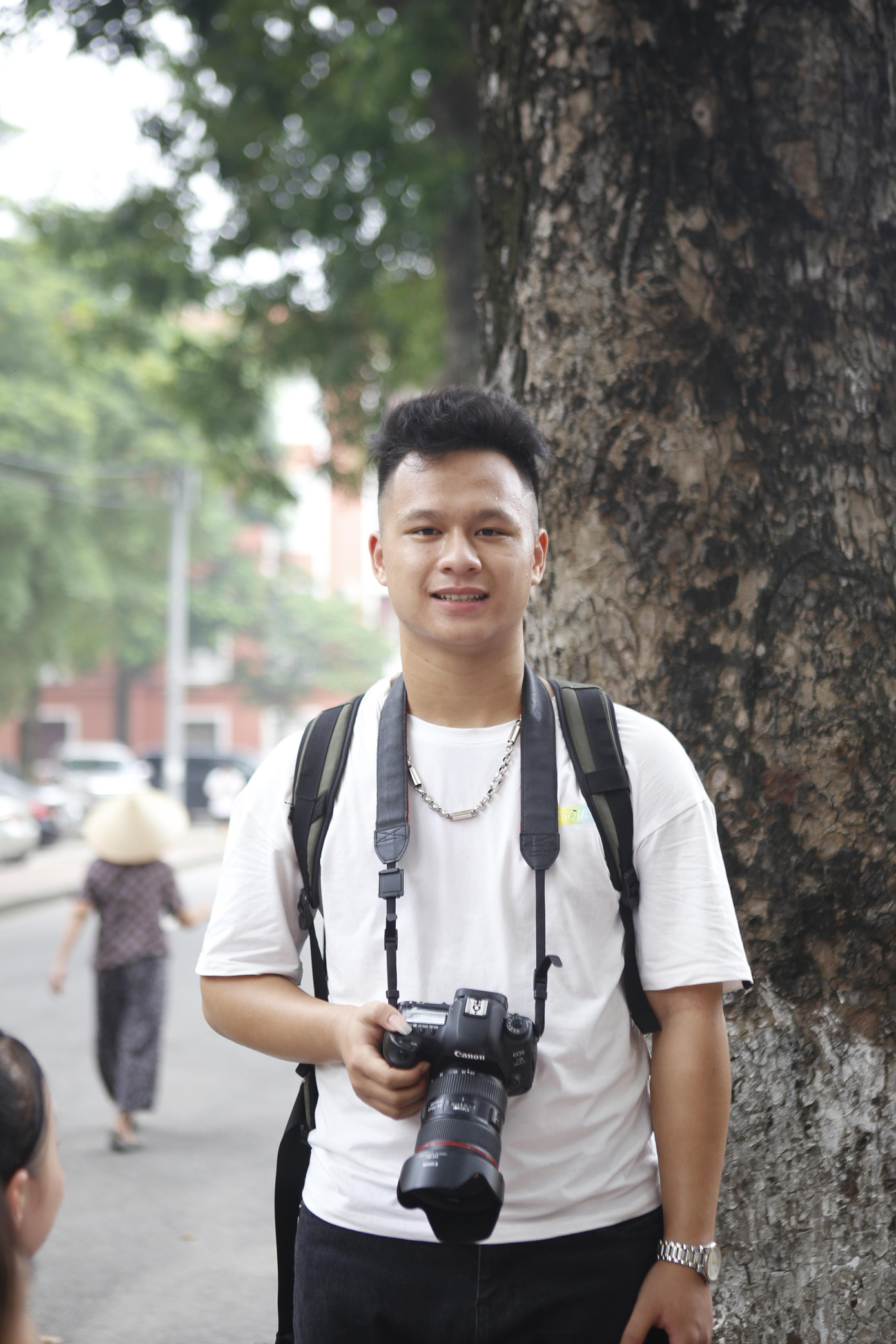 Song song với việc học ở trường, Đinh Hiển quyết định tìm hiểu và học thêm về ngành Media trên các nền tảng mạng xã hội qua hình thức trực tuyến. Song song với việc học ở trường, Đinh Hiển quyết định tìm hiểu và học thêm về ngành Media trên các nền tảng mạng xã hội qua hình thức trực tuyến.