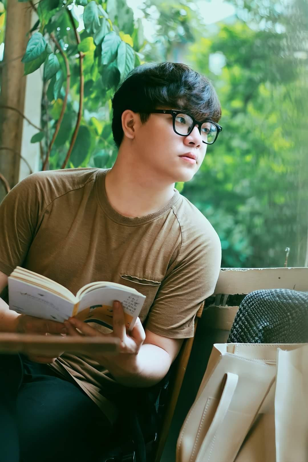 Linh vinh dự được đứng vào hàng ngũ của Đảng Cộng sản Việt Nam khi vừa đủ 18 tuổi.