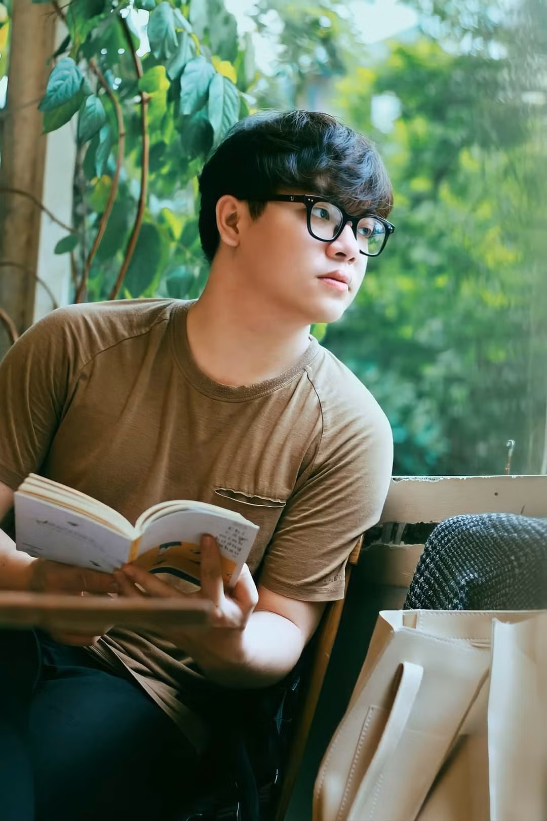 Linh vinh dự được đứng vào hàng ngũ của Đảng Cộng sản Việt Nam khi vừa đủ 18 tuổi. Linh vinh dự được đứng vào hàng ngũ của Đảng Cộng sản Việt Nam khi vừa đủ 18 tuổi.