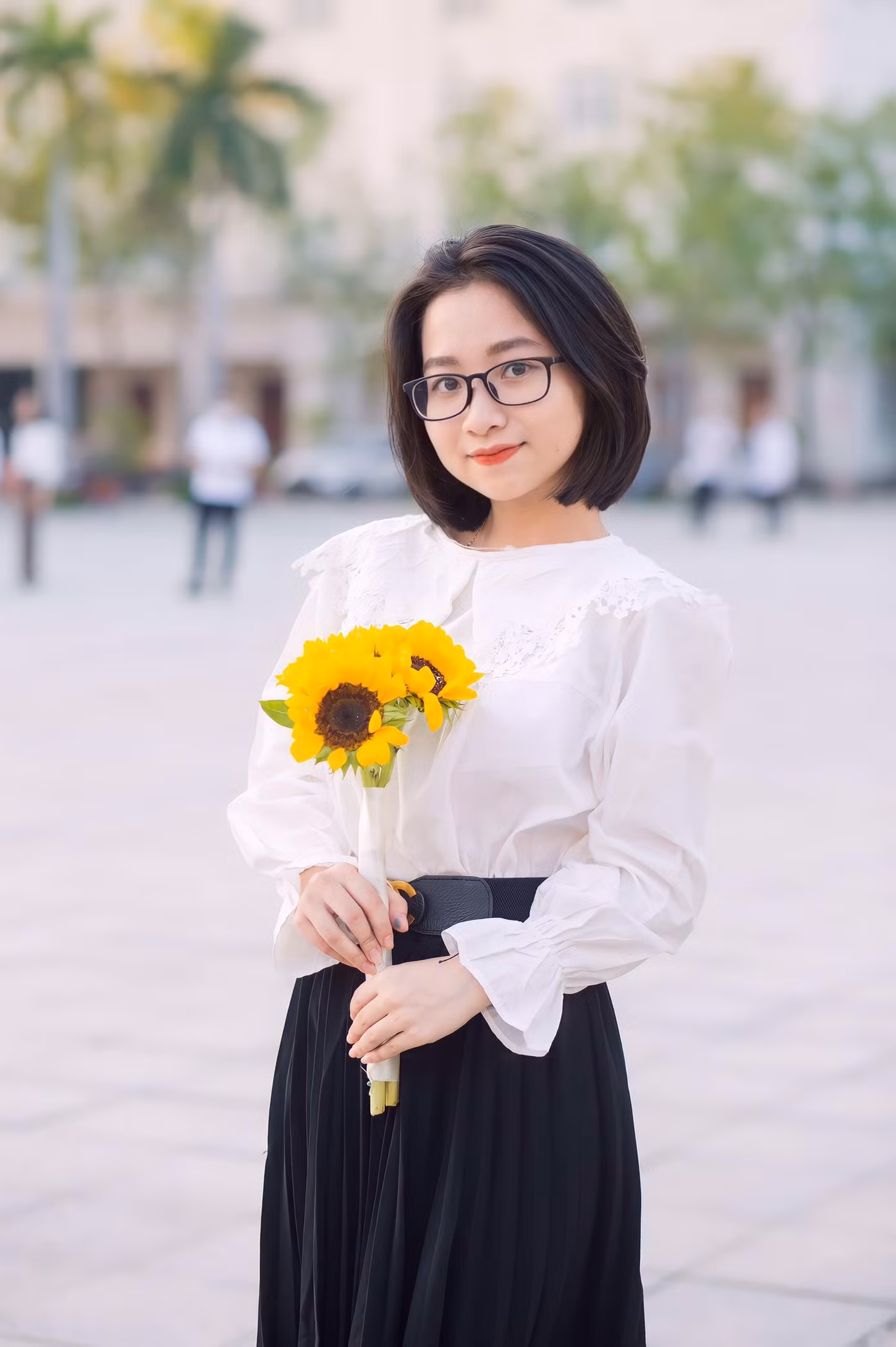Huyền Chi là sinh viên tiêu biểu xuất sắc, đảm nhiệm nhiều chức danh và luôn gặt hái được nhiều thành tích đáng ngưỡng mộ. Huyền Chi là sinh viên tiêu biểu xuất sắc, đảm nhiệm nhiều chức danh và luôn gặt hái được nhiều thành tích đáng ngưỡng mộ.