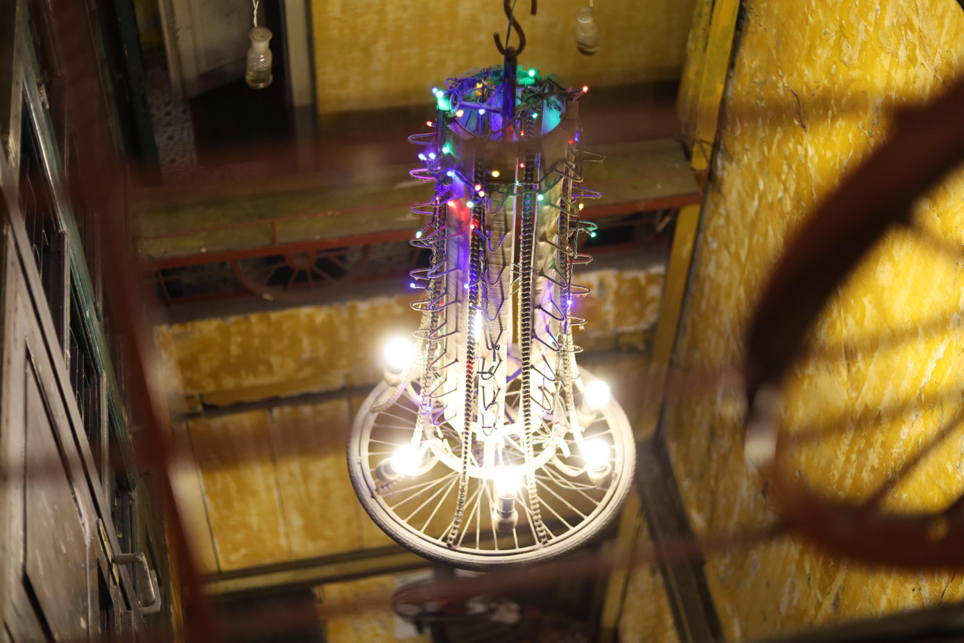 Một bộ phận của chiếc máy tuốt lúa được trang trí thành một chiếc đèn lung linh.