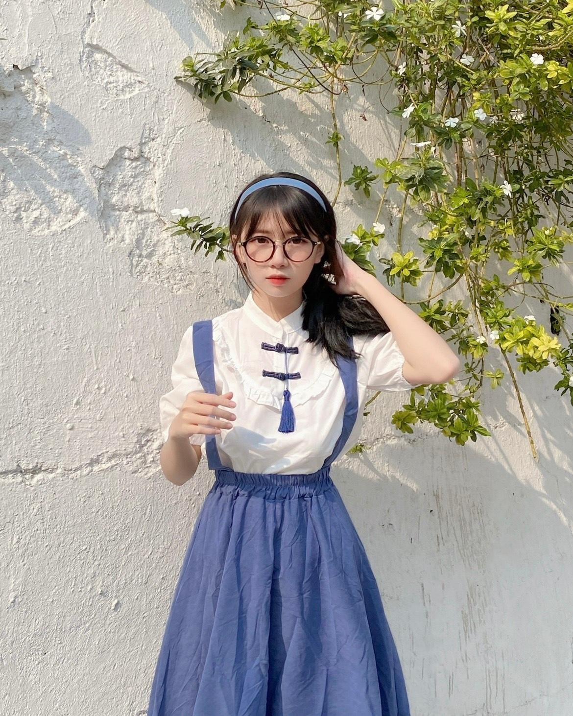 Phạm Thùy Dương hay còn có biệt danh là Sún (sinh năm 2003) hiện đang là một streamer. Phạm Thùy Dương hay còn có biệt danh là Sún (sinh năm 2003) hiện đang là một streamer.