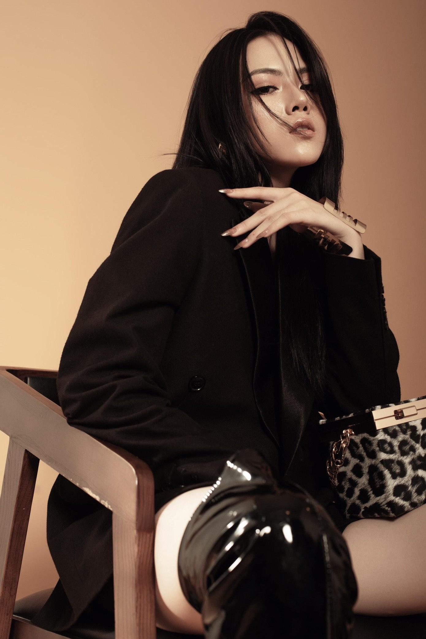 Bên cạnh công việc học, Khánh Linh còn là người mẫu ảnh, KOL và là diễn viên.