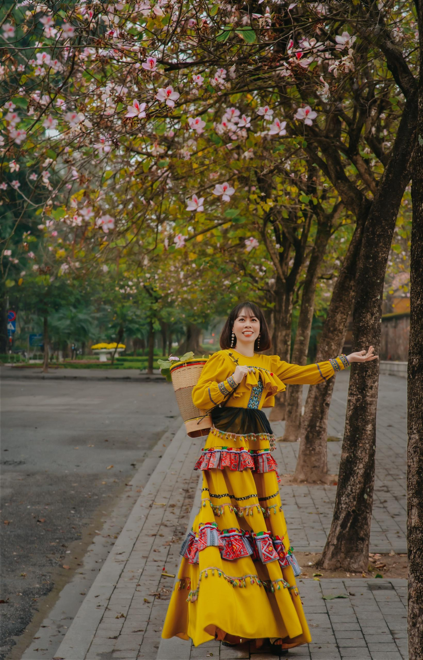 Cô giáo Nguyệt Hà trong vai các nhân vật giúp các bạn học tác phẩm miền núi dễ hình dung.