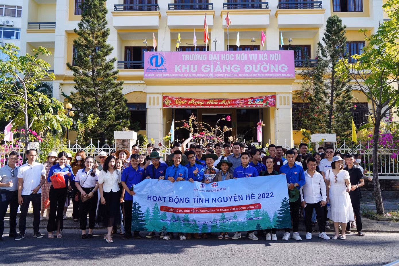 Đoàn thăm khu giảng đường tại Đà Nẵng.