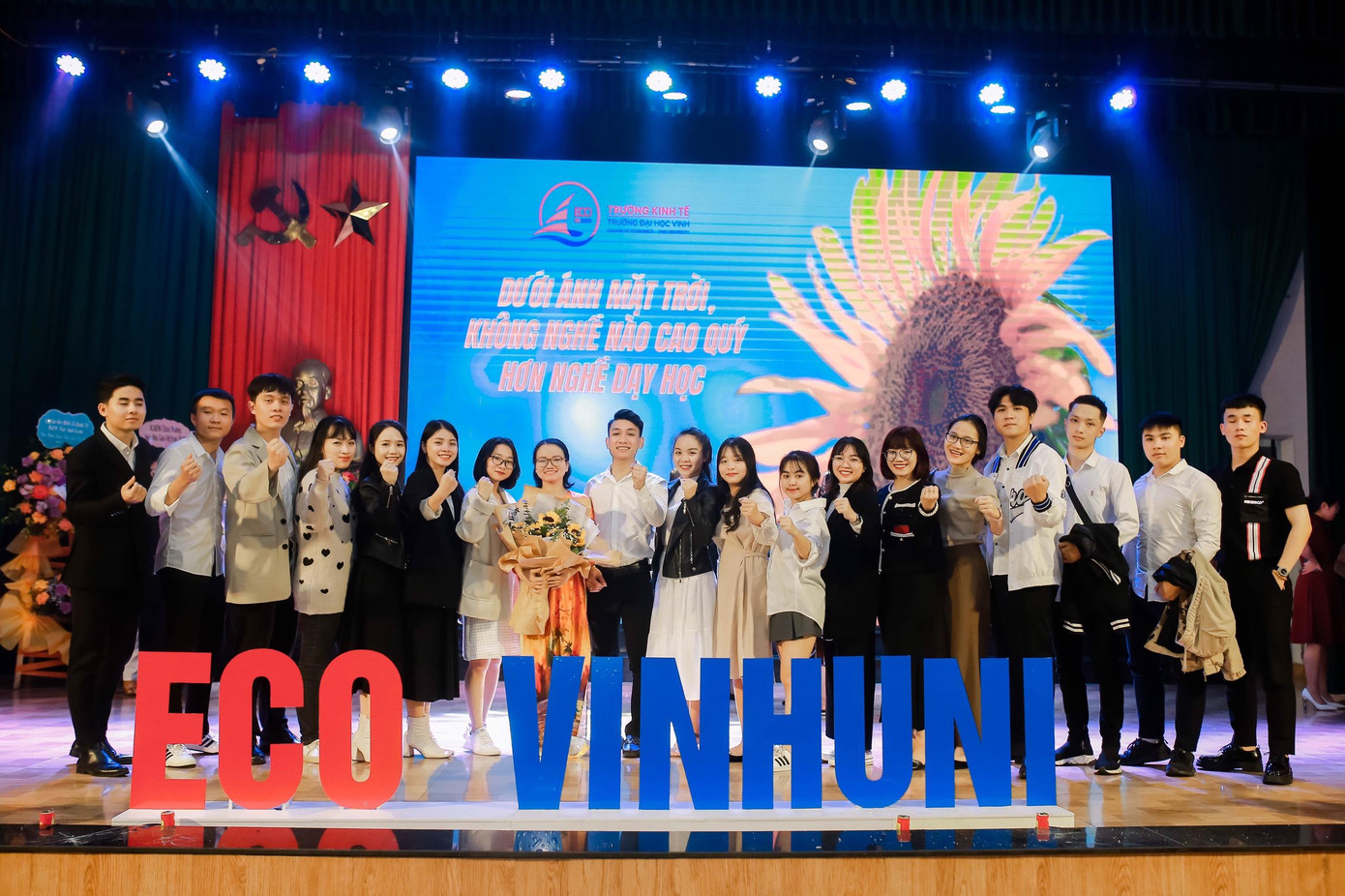 Cô tham gia tổ chức ngày lễ 20/11 cùng đoàn hội trường Kinh tế.