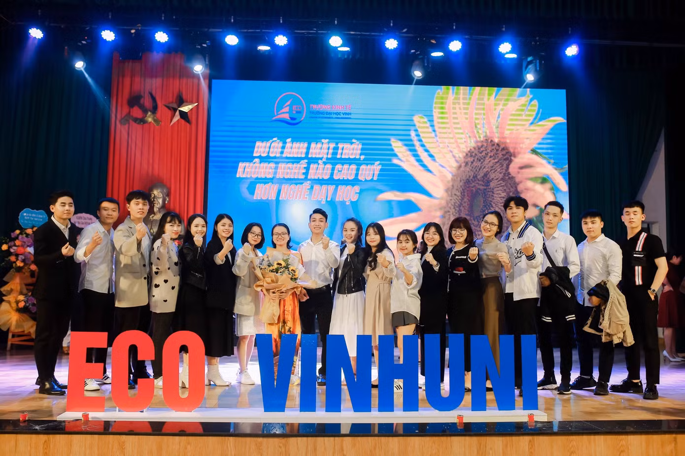Cô tham gia tổ chức ngày lễ 20/11 cùng đoàn hội trường Kinh tế. Cô tham gia tổ chức ngày lễ 20/11 cùng đoàn hội trường Kinh tế.