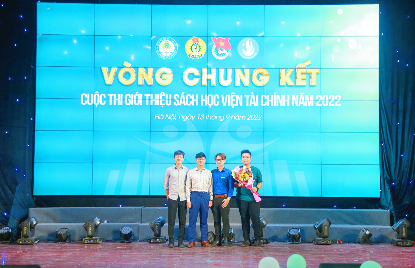 Việt Hưng (thứ hai từ phải sang) tại Chung kết cuộc thi giới thiệu sách Học Viện Tài Chính 2022. Việt Hưng (thứ hai từ phải sang) tại Chung kết cuộc thi giới thiệu sách Học Viện Tài Chính 2022.
