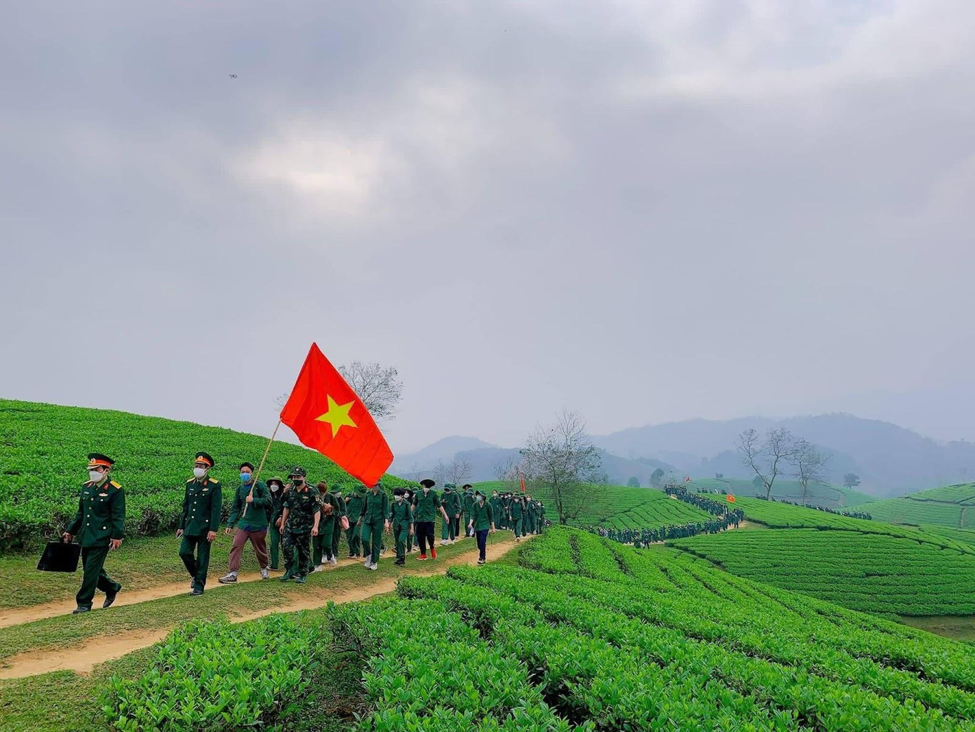 Những dấu chân đầu tiên của Bảo và đồng đội trên con đường chinh phục đỉnh đồi chè Long Cốc.