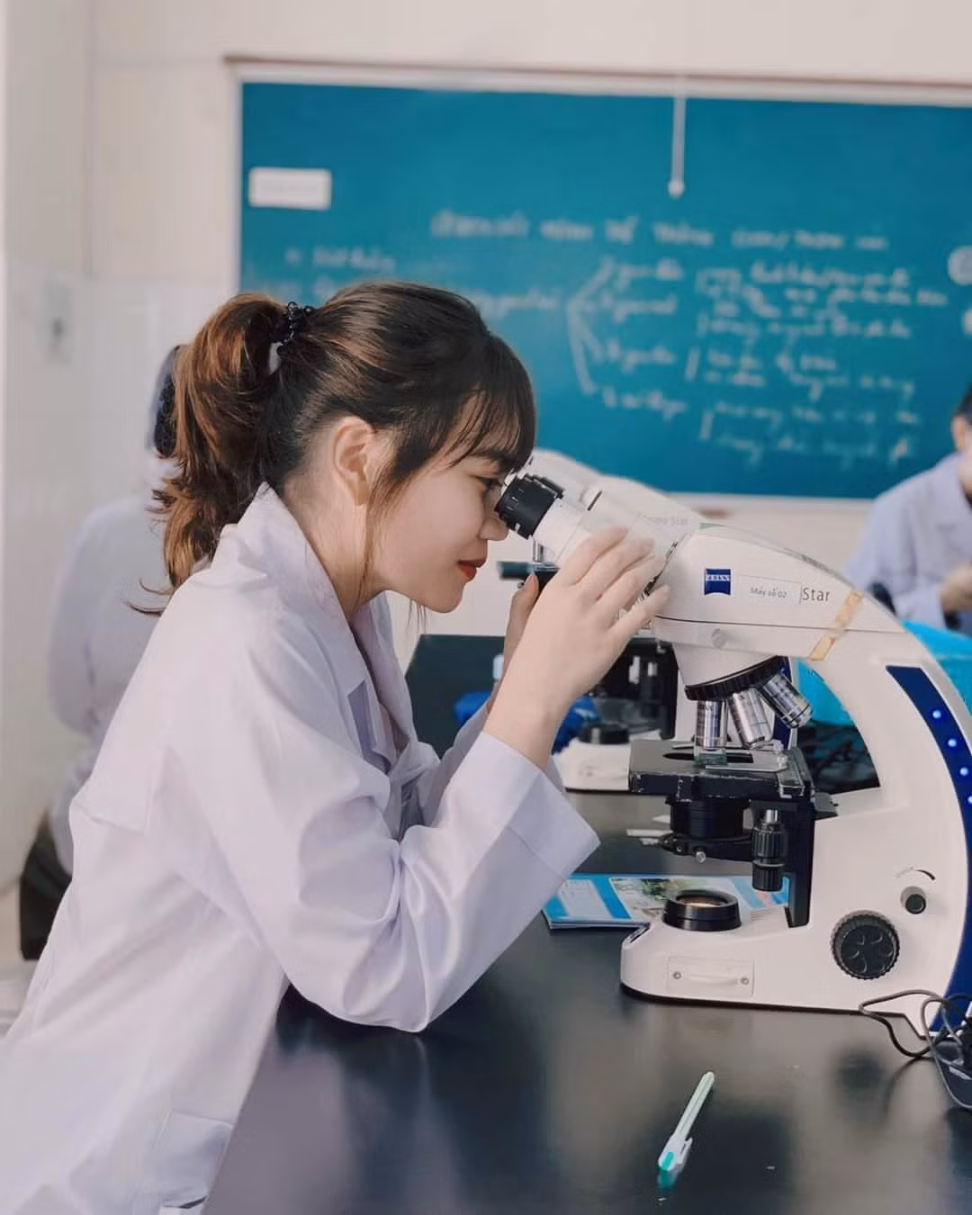 Hoài bão và niềm ước mơ của Bích Ngọc là trở thành một Dược sĩ để có thể giúp đỡ, bảo vệ sức khỏe cho tất cả mọi người. Hoài bão và niềm ước mơ của Bích Ngọc là trở thành một Dược sĩ để có thể giúp đỡ, bảo vệ sức khỏe cho tất cả mọi người.