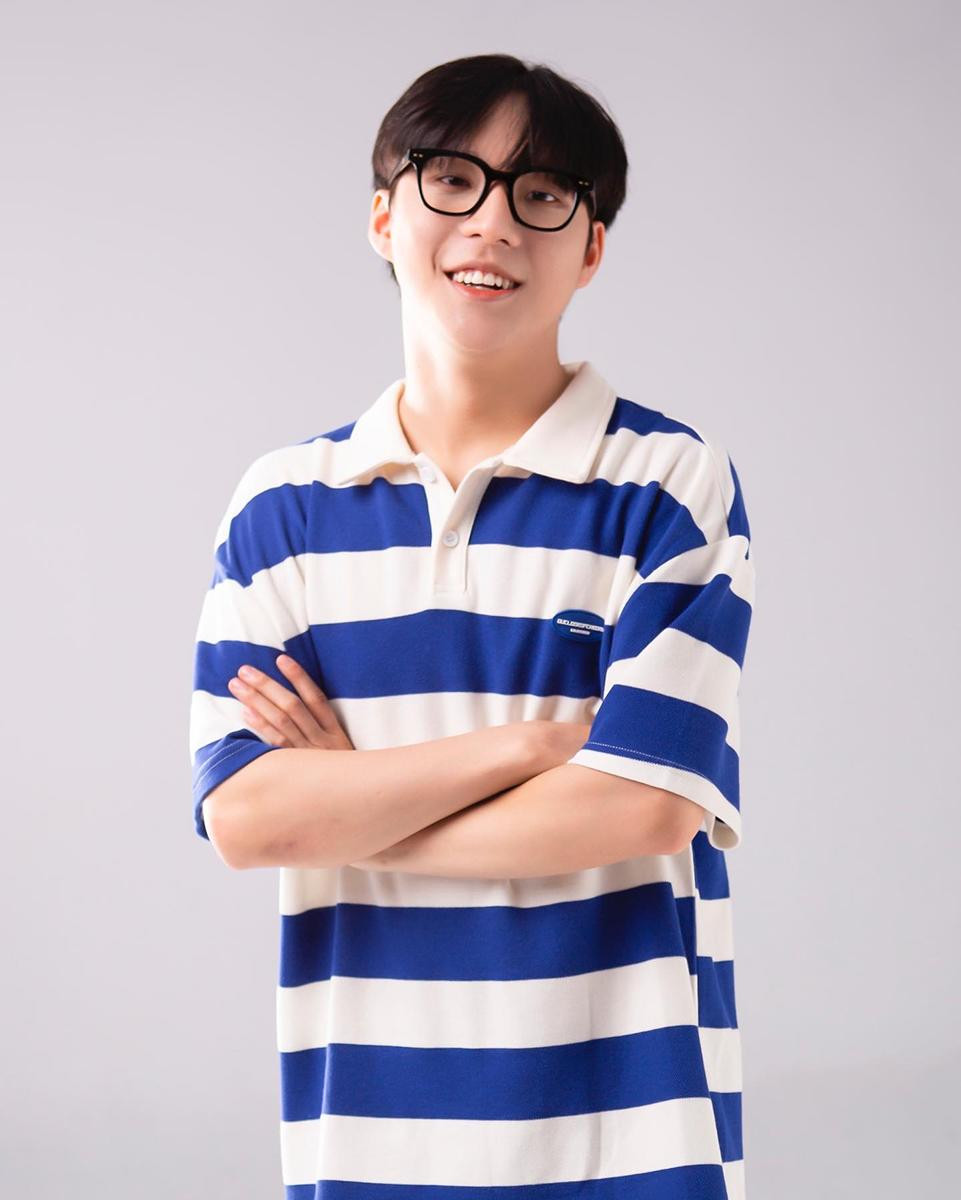 Nguyễn Trung Hiếu hay còn có biệt danh quen thuộc là Hiếu Le (sinh năm 1998), tốt nghiệp trường Đại học Hàng hải Việt Nam.