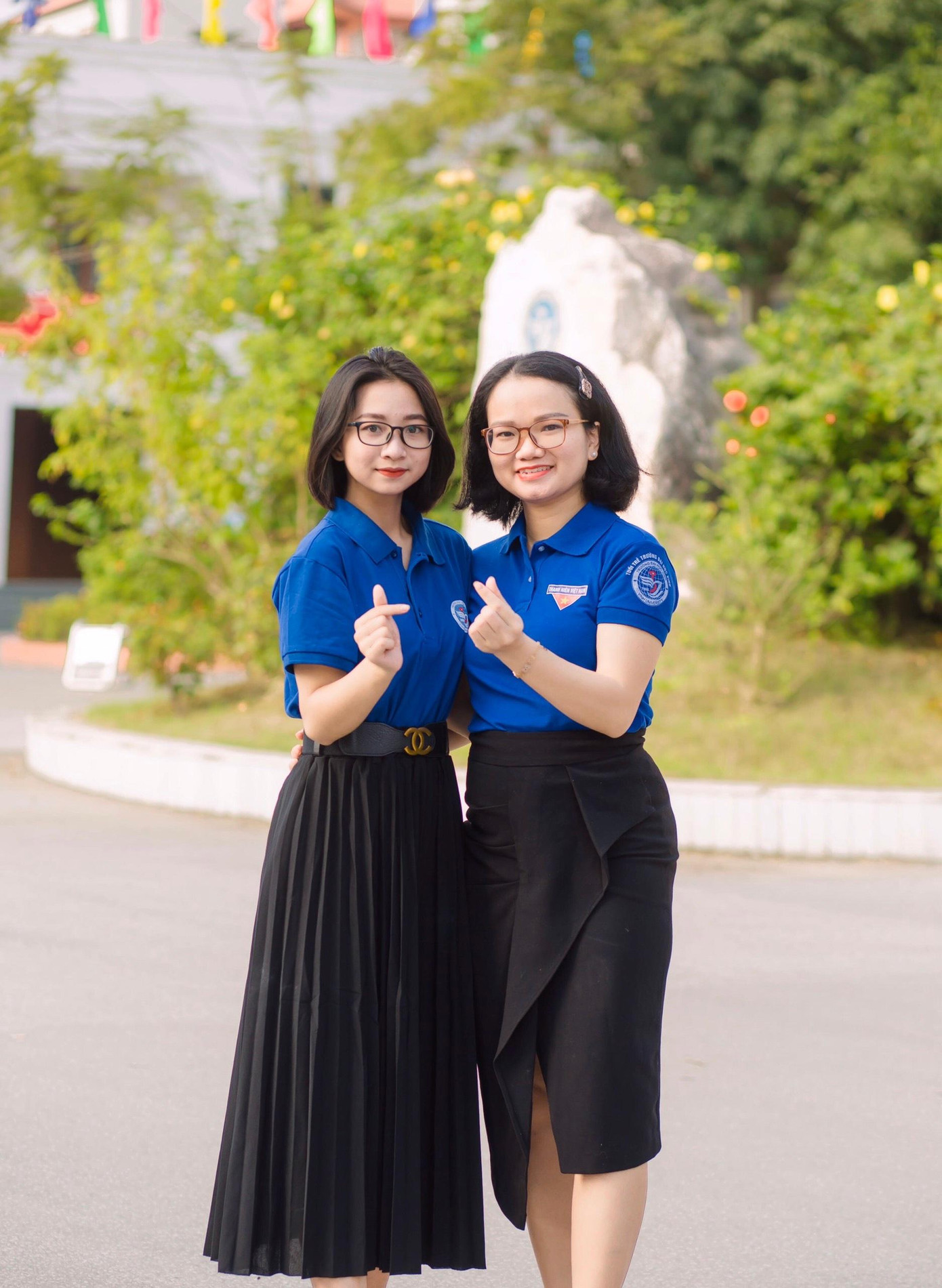 Huyền Chi chụp ảnh cùng cô Nguyễn Thanh Huyền - Bí thư Đoàn trường Kinh tế.