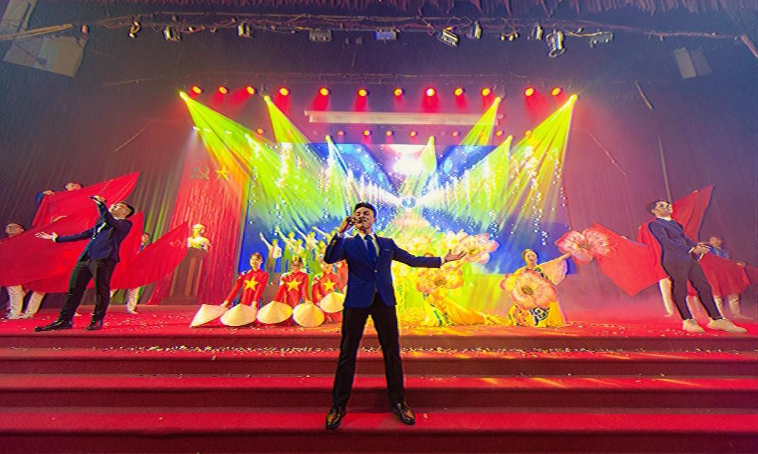 Việt Anh lĩnh xướng văn nghệ Khoa Công nghệ thông tin.