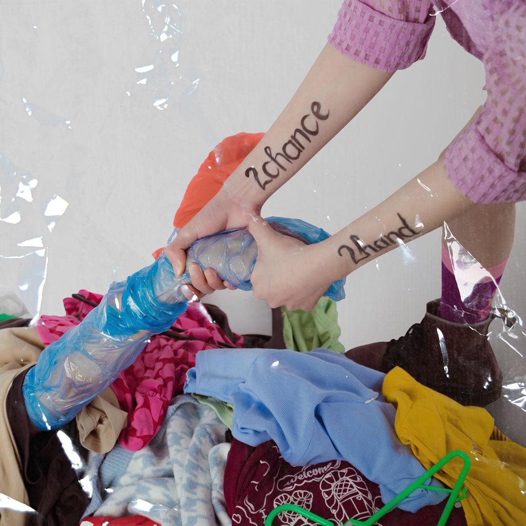 Bộ ảnh thuộc dự án - "Novaturient" nhận được nhiều lời khen từ giới trẻ, đặc biệt là những người quan tâm tới thời trang và môi trường.