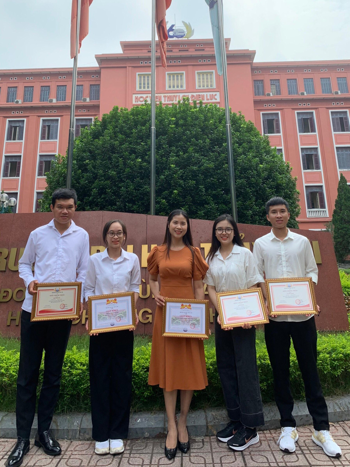 Hoàng và Huyền (hai bạn từ phải qua) đạt giải Nhì Olympic Cơ học đất toàn quốc năm 2022. Hoàng và Huyền (hai bạn từ phải qua) đạt giải Nhì Olympic Cơ học đất toàn quốc năm 2022.