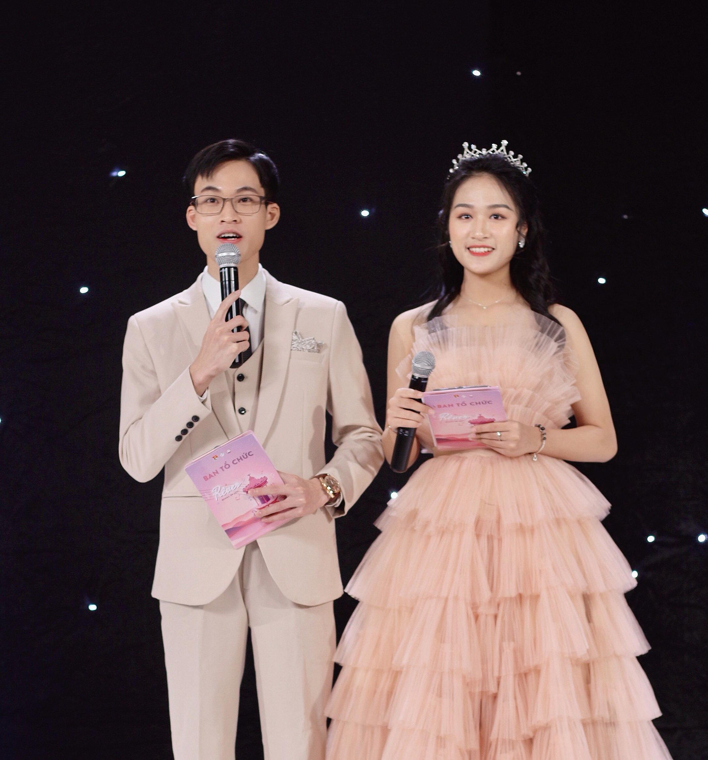 Tham gia dẫn chương trình các sự kiện trong trường giúp cô nàng có thêm nhiều kinh nghiệm và kỹ năng.