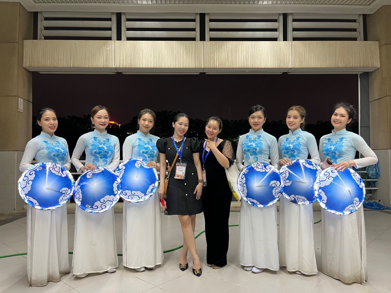 Người hỗ trợ tận tình sau cánh gà sân khấu. Người hỗ trợ tận tình sau cánh gà sân khấu.