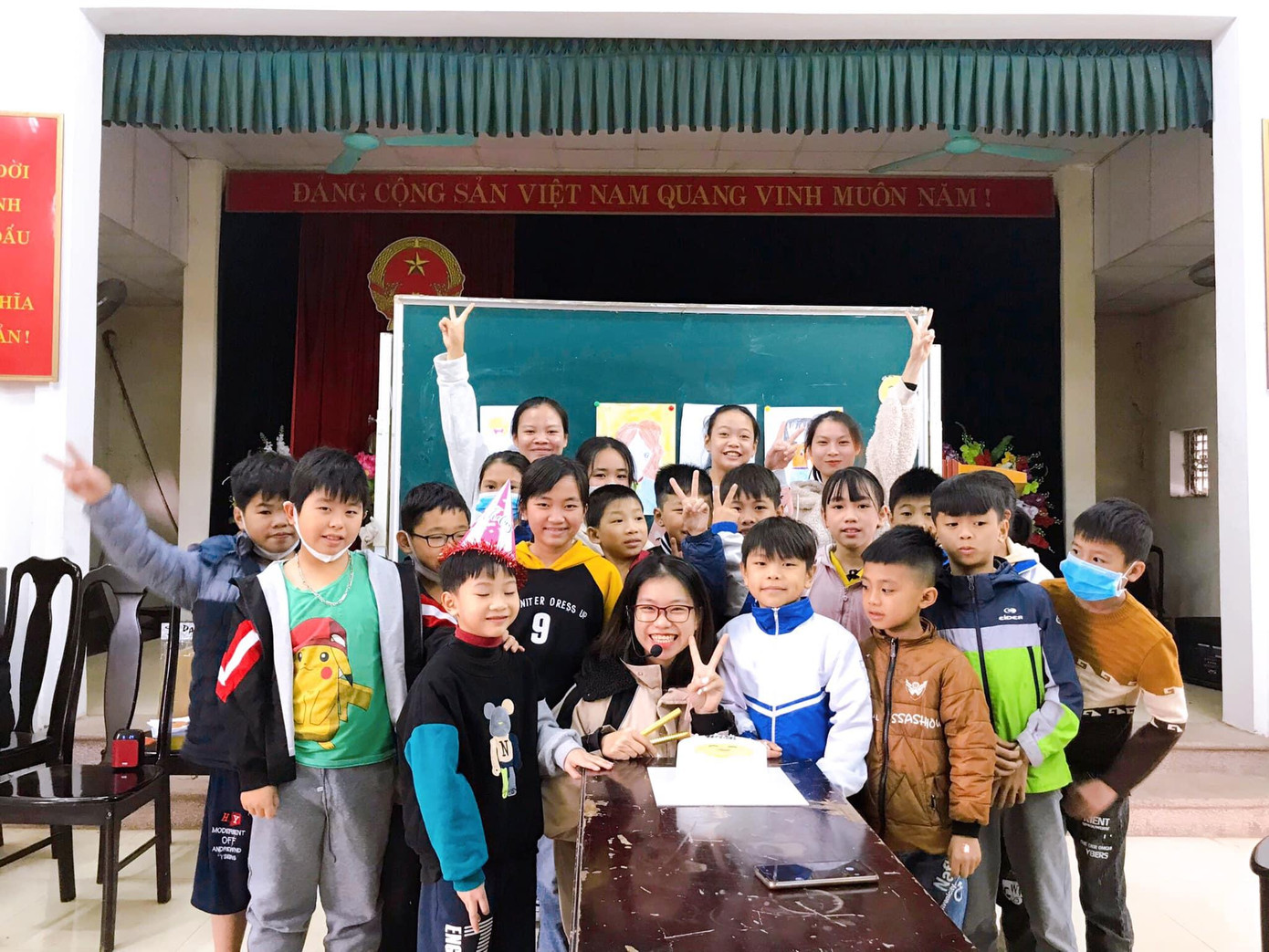 Khánh Linh mở một lớp học dạy tiếng Anh miễn phí cho các em nhỏ và người có nhu cầu trong thời gian ở nhà. Khánh Linh mở một lớp học dạy tiếng Anh miễn phí cho các em nhỏ và người có nhu cầu trong thời gian ở nhà.