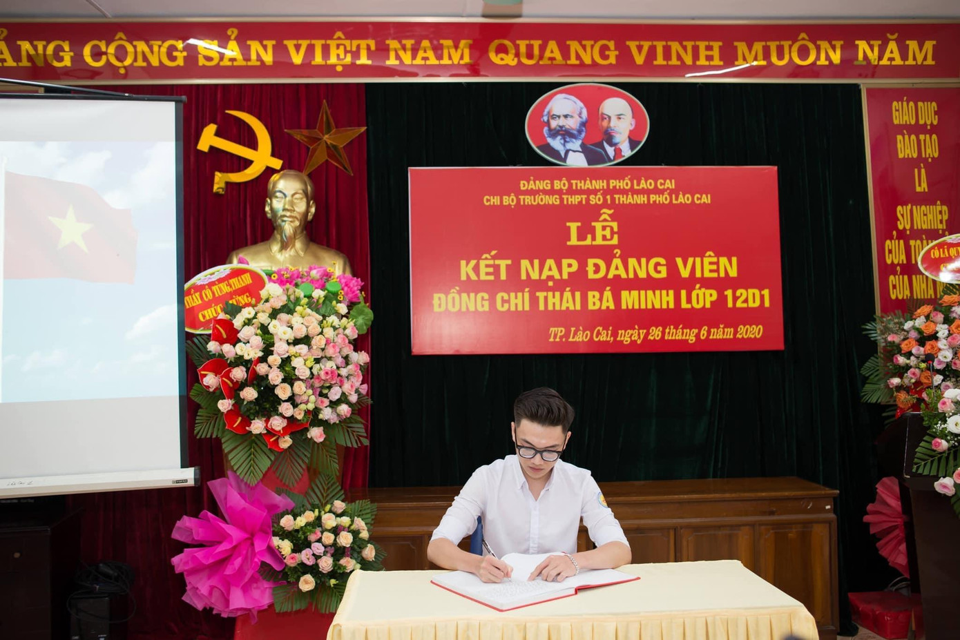 Bằng tài năng và sự nhiệt huyết của mình, Bá Minh vinh dự trở thành học sinh đầu tiên của trường THPT số 1 thành phố Lào Cai được kết nạp Đảng khi còn đang ngồi trên ghế nhà trường lúc vừa tròn 18 tuổi. Bằng tài năng và sự nhiệt huyết của mình, Bá Minh vinh dự trở thành học sinh đầu tiên của trường THPT số 1 thành phố Lào Cai được kết nạp Đảng khi còn đang ngồi trên ghế nhà trường lúc vừa tròn 18 tuổi.