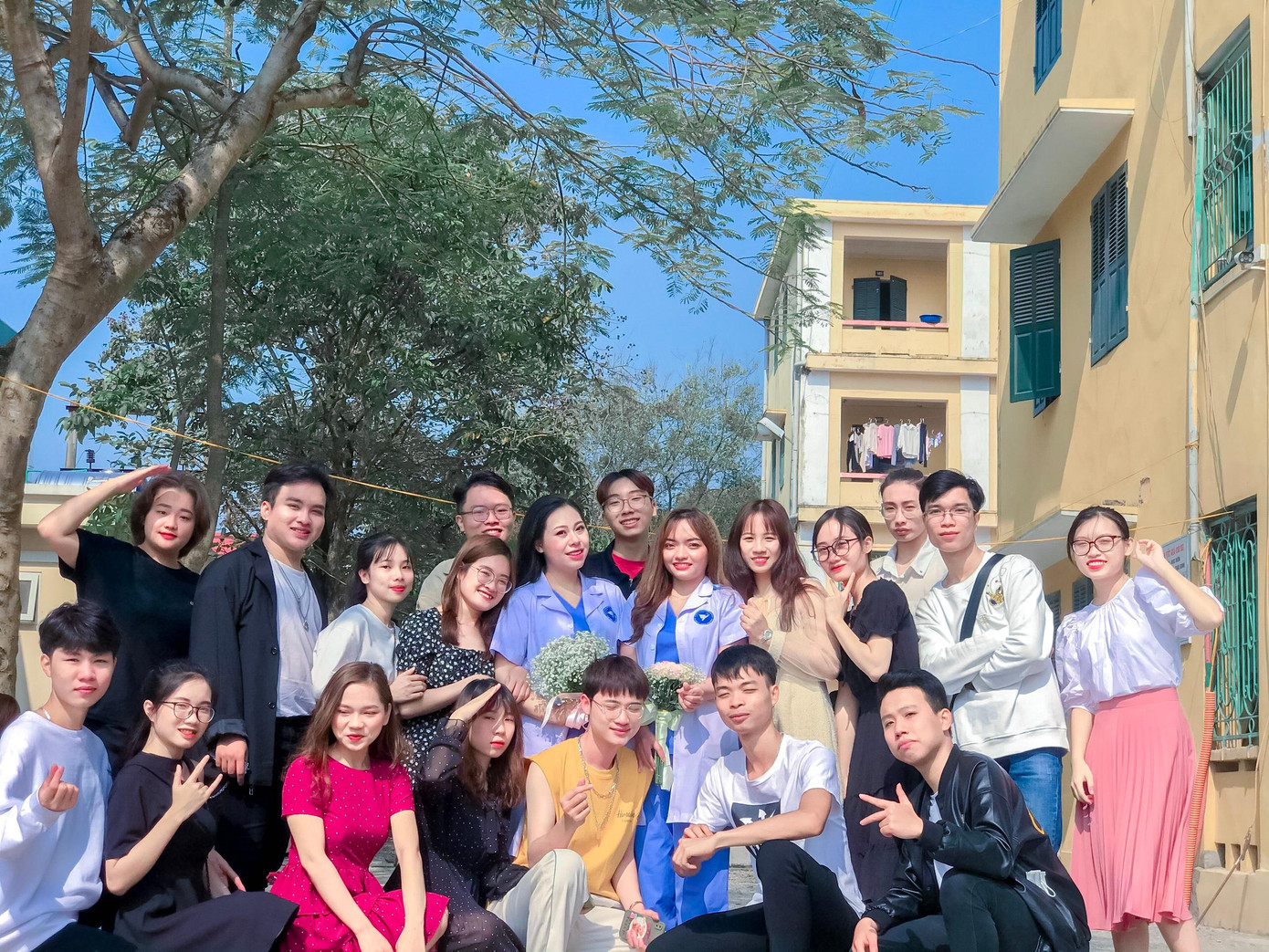 Trọng Tấn cùng các thành viên trong Câu lạc bộ Văn nghệ xung kích.