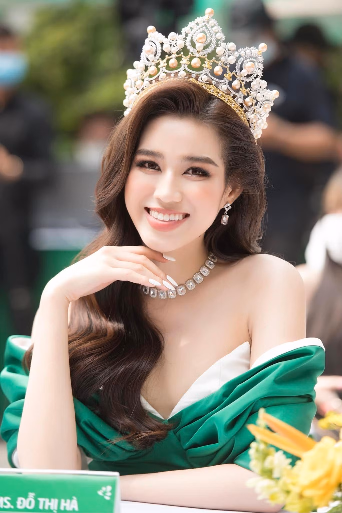 Hoa hậu Việt Nam 2020 Đỗ Thị Hà - sinh viên Đại học Kinh tế Quốc dân là thành viên Đội Lễ tân.