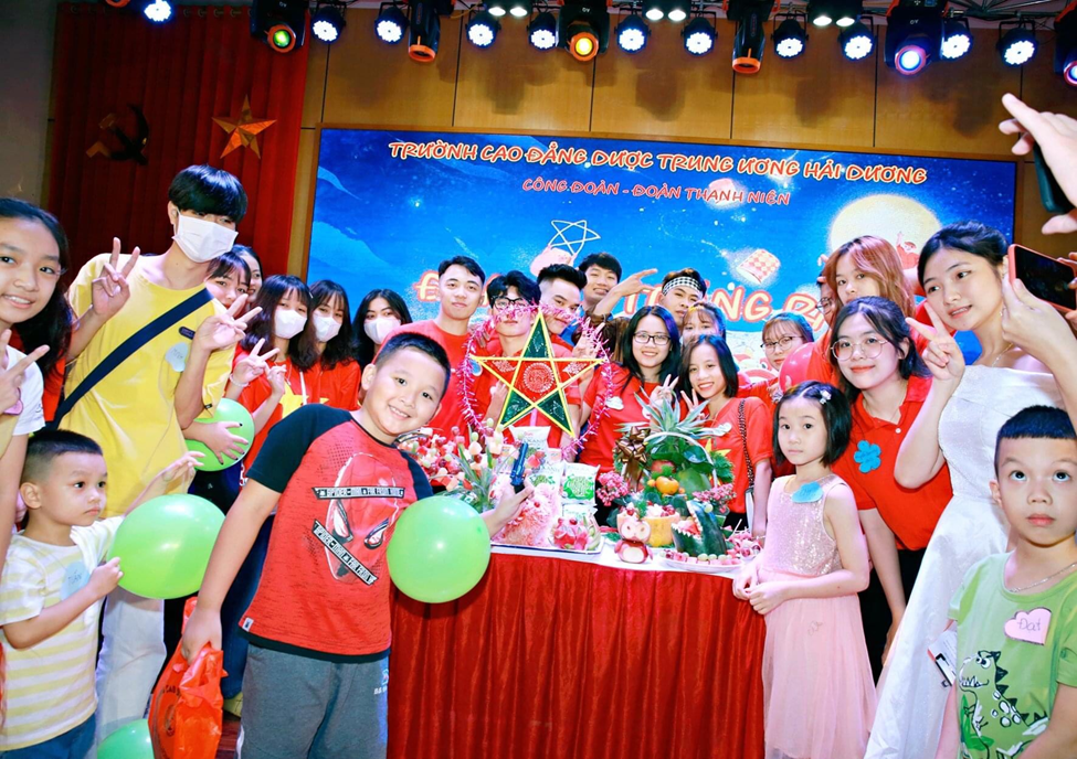 Vui hội Trăng Rằm cùng đội Máu (Trung thu năm 2022). Vui hội Trăng Rằm cùng đội Máu (Trung thu năm 2022).