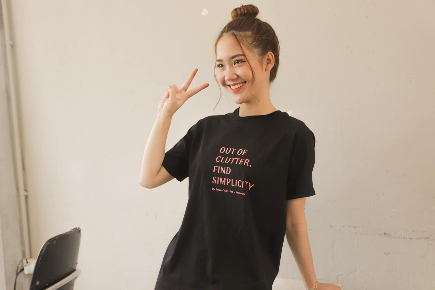 Cô gái có nụ cười rực rỡ đầy thu hút. Cô gái có nụ cười rực rỡ đầy thu hút.