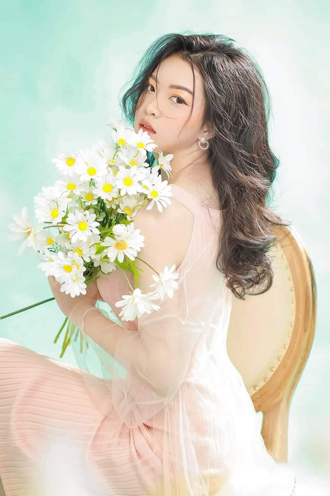 Sở hữu nhan sắc ngọt ngào, cuốn hút, bên cạnh công việc học, Trúc Hà còn là người mẫu ảnh tự do và là cộng tác viên cho các shop thời trang.