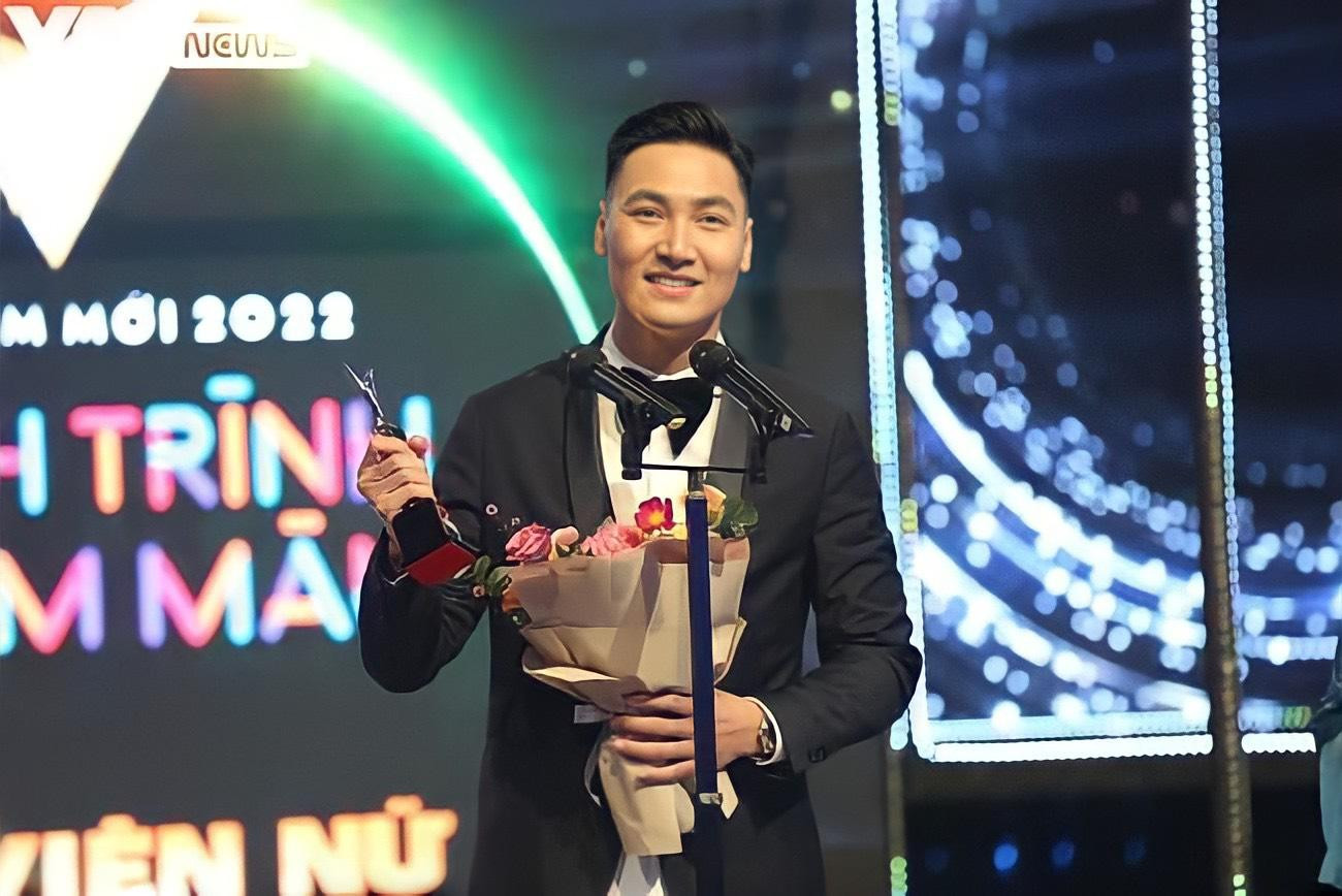Mạnh Trường nhận giải &apos;Nam diễn viên ấn tượng&apos; VTV Awards 2021.