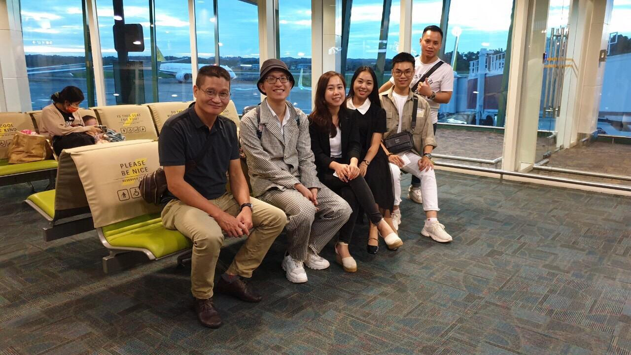 Hiệp chụp ảnh lưu niệm cùng chuyên gia Nhân học, PGS.TS Đinh Hồng Hải và các đồng nghiệp trong đoàn nghệ thuật trước khi rời Brunei.