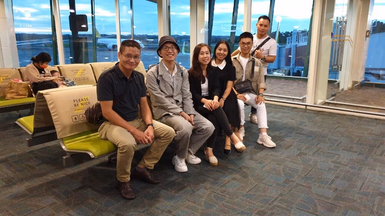 Hiệp chụp ảnh lưu niệm cùng chuyên gia Nhân học, PGS.TS Đinh Hồng Hải và các đồng nghiệp trong đoàn nghệ thuật trước khi rời Brunei.