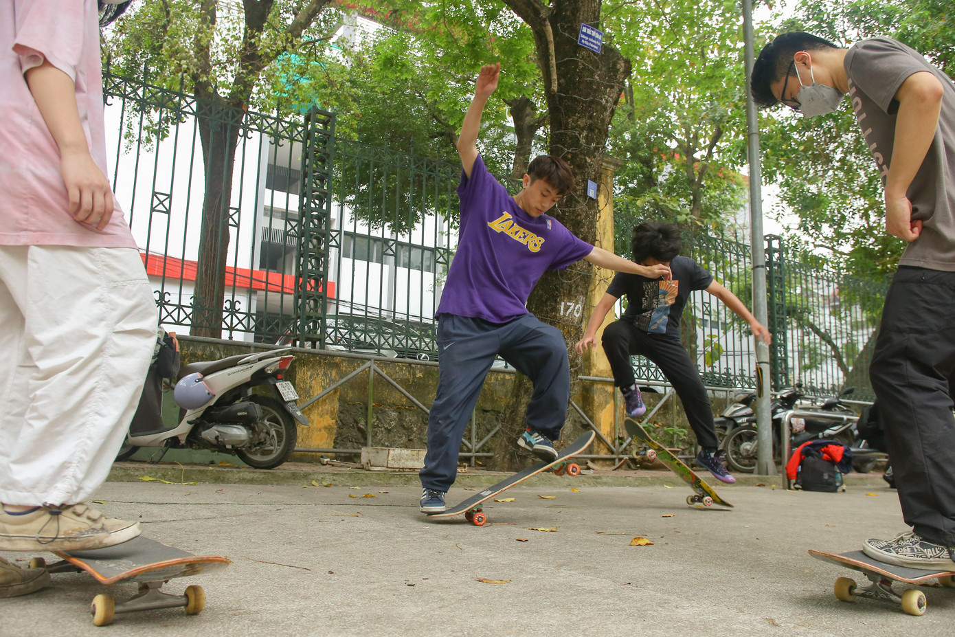Mọi thành viên được hướng dẫn sử dụng ván cho đến những kỹ năng cơ bản.