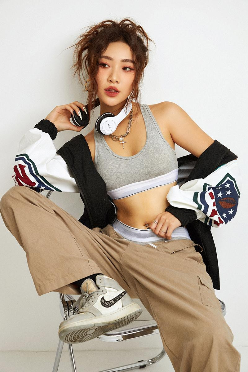 Bên cạnh công việc học, Mai Huê còn được biết đến là một diễn viên trẻ.