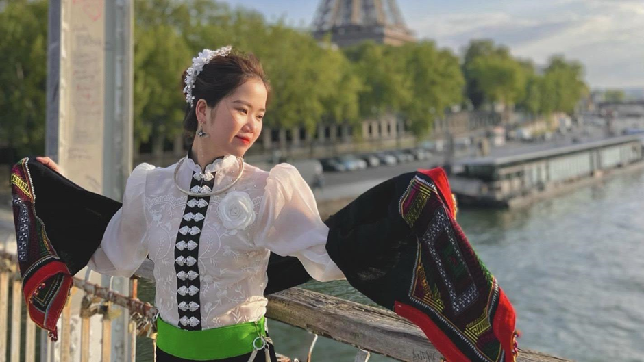 Thùy Dương duyên dáng, xinh đẹp dịu dàng trong trang phục cổ truyền dân tộc Thái trên sông Seine thơ mộng tại Paris, Pháp. Thùy Dương duyên dáng, xinh đẹp dịu dàng trong trang phục cổ truyền dân tộc Thái trên sông Seine thơ mộng tại Paris, Pháp.