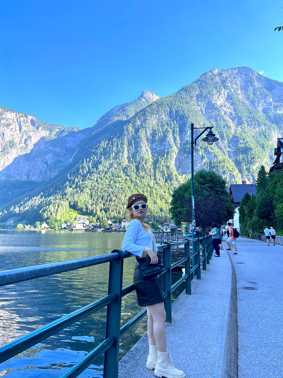 Thùy Dương trong chuyến du lịch tại làng Hallstatt, Áo. Thùy Dương trong chuyến du lịch tại làng Hallstatt, Áo.