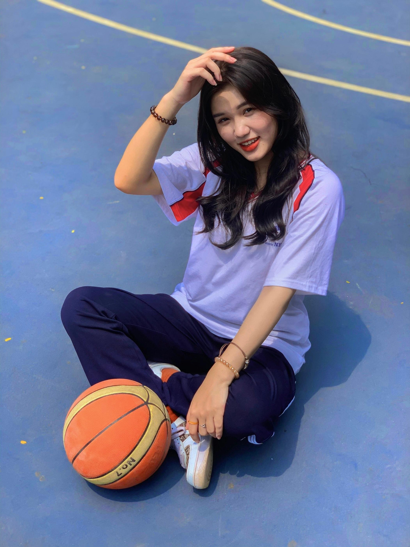 Hoàng Vân Anh trong bộ đồng phục thể dục.