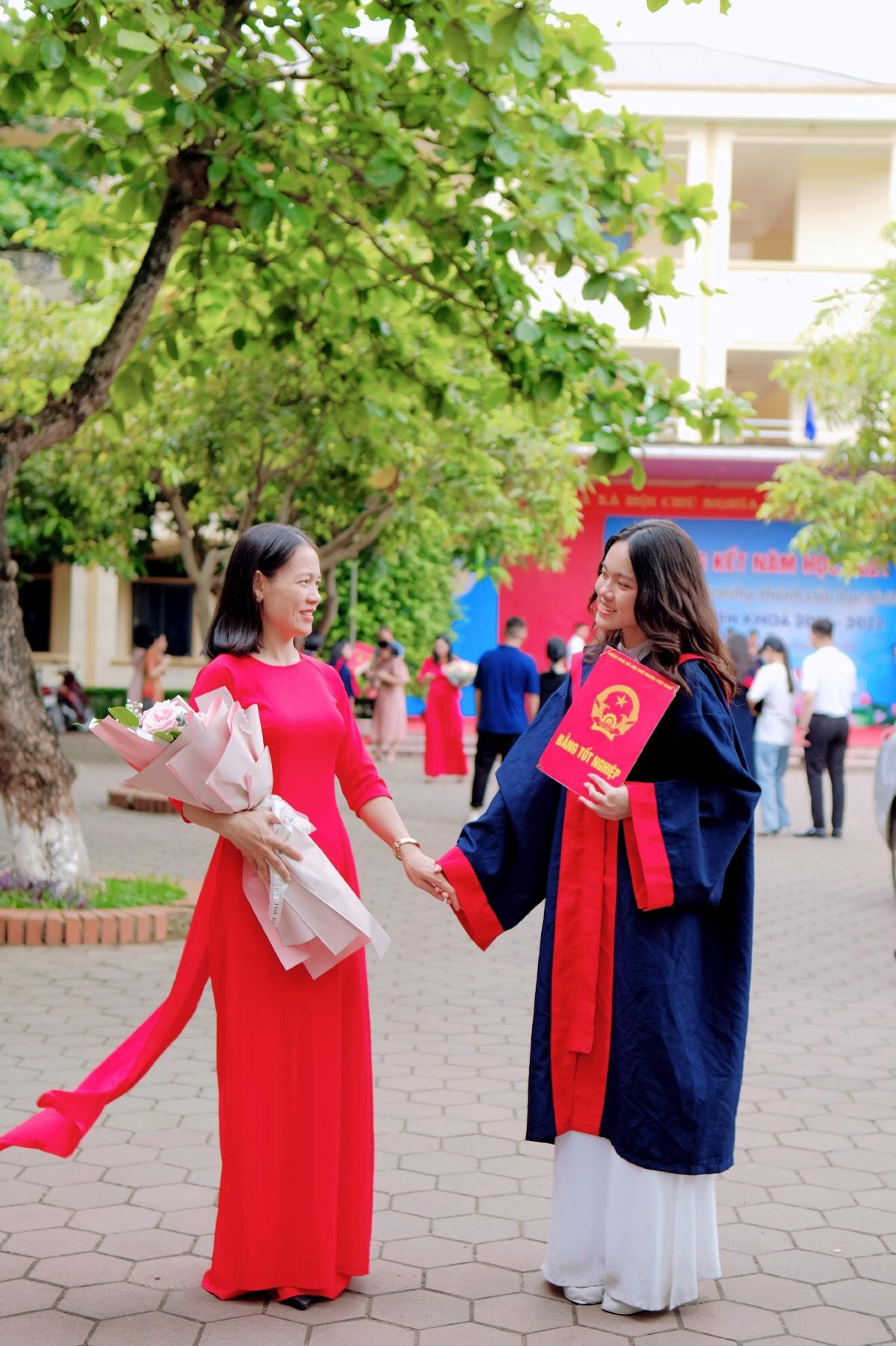 Mai Hiền cùng mẹ trong buổi Lễ tốt nghiệp.