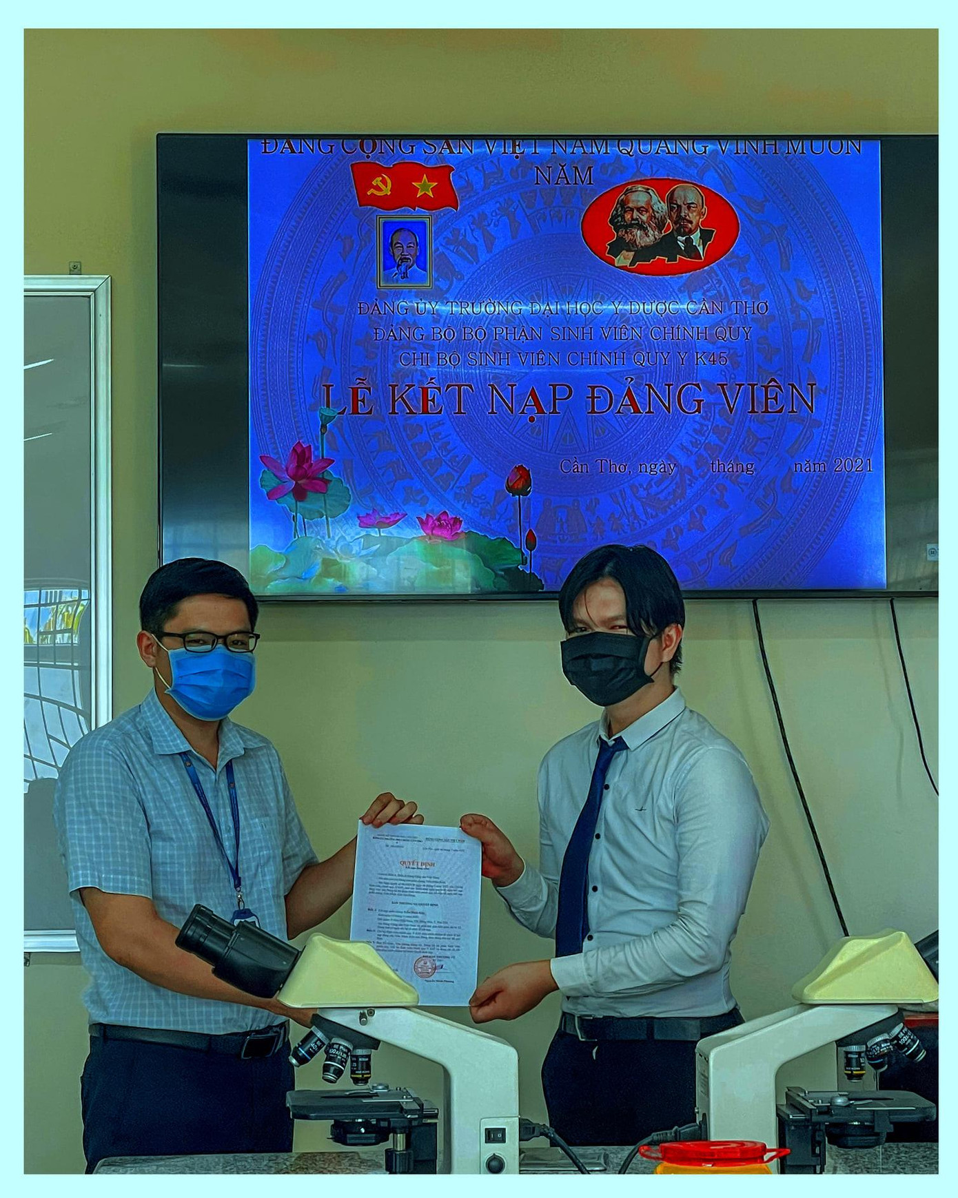 Với những thành tích và đóng góp của mình, chàng trai xuất sắc được nhận quyết định kết nạp Đảng. Với những thành tích và đóng góp của mình, chàng trai xuất sắc được nhận quyết định kết nạp Đảng.