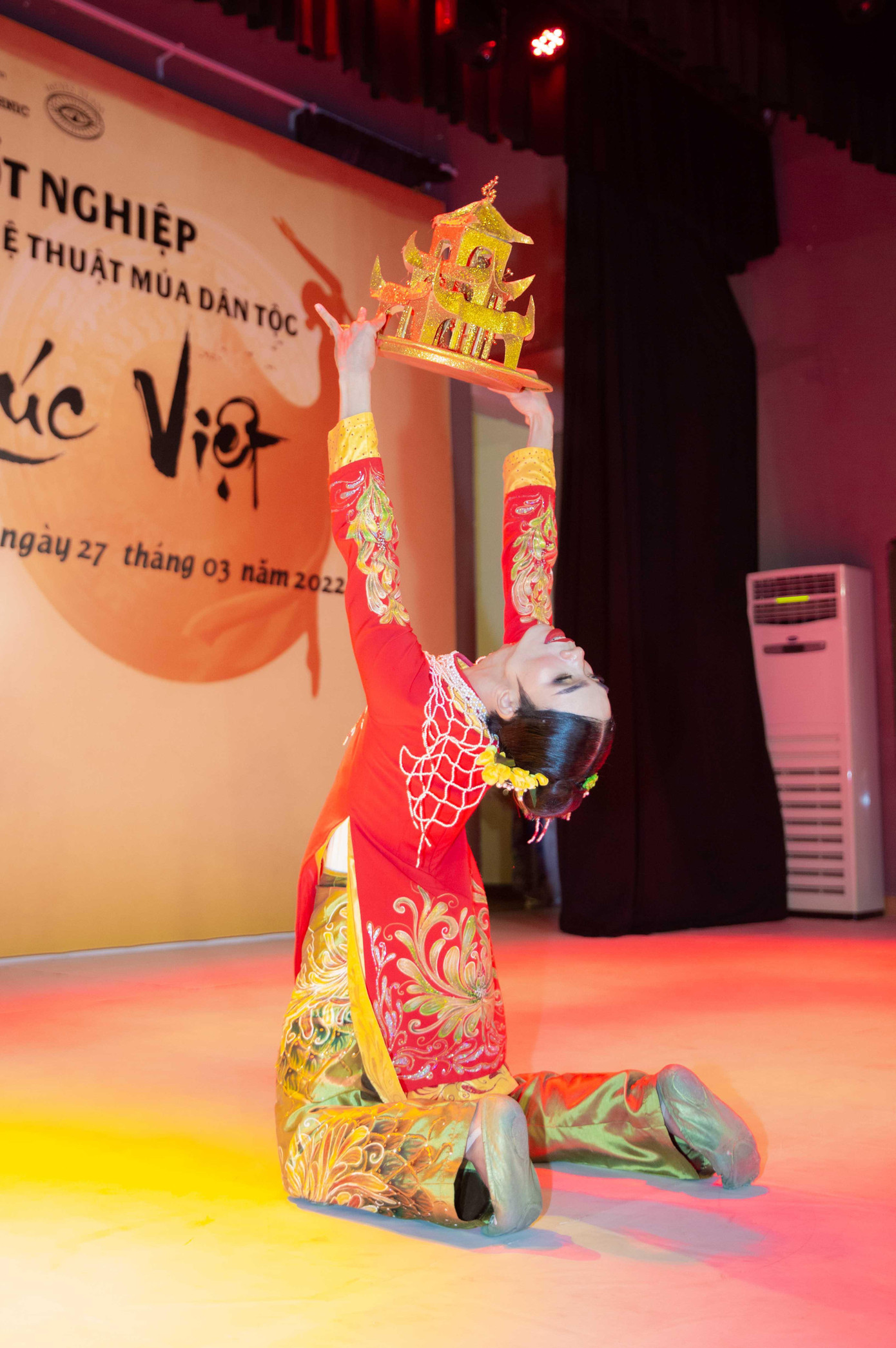 Múa Mâm Vàng của nghệ sĩ múa Nguyễn Đinh Bảo Bảo. Múa Mâm Vàng của nghệ sĩ múa Nguyễn Đinh Bảo Bảo.