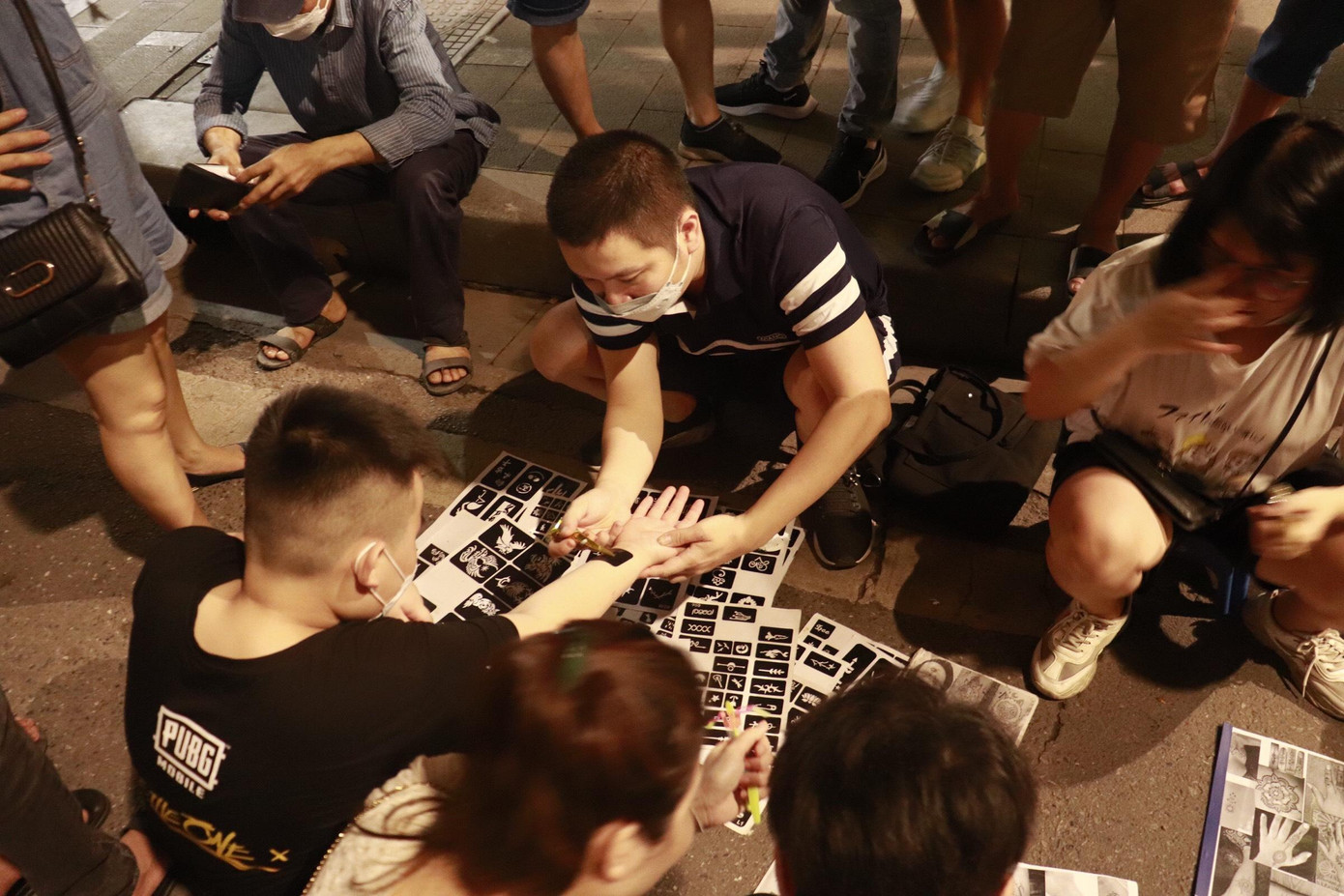 Nhiều bạn trẻ bị lôi cuốn bởi trải nghiệm dán hình xăm bằng mực vẽ Henna.