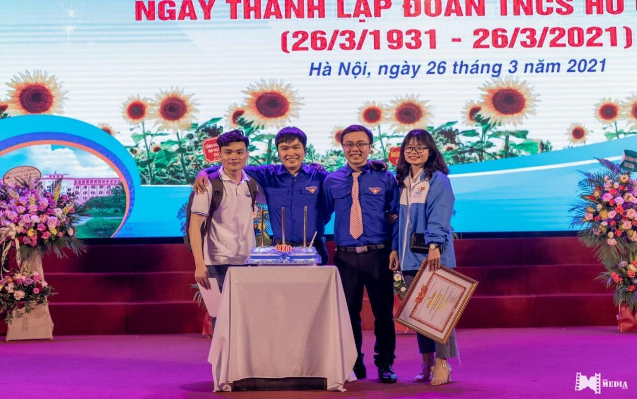 Việt Anh (ngoài cùng bên trái) trong lễ mít tinh Kỷ niệm 90 năm thành lập Đoàn TNCS Hồ Chí Minh.