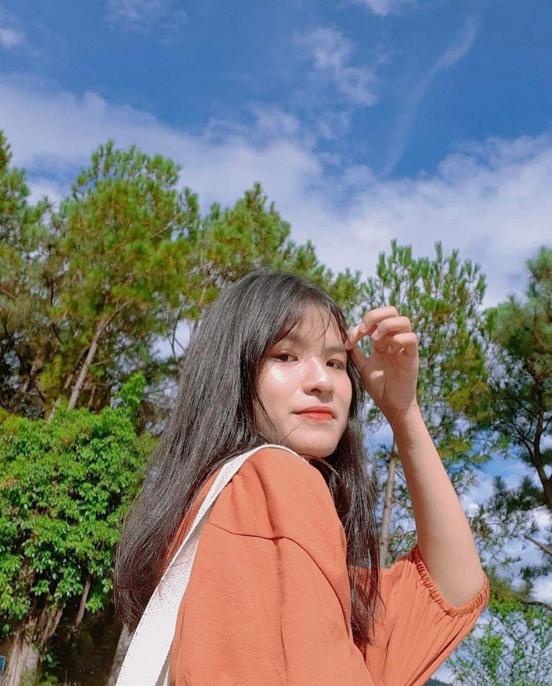 Quỳnh Lam chia sẻ: "Mình bắt tay vào làm những phần trong hồ sơ xin học bổng VinUni từ tháng 11/2022 (Mình xét kỳ tuyển sinh sớm của trường với hạn nộp hồ sơ là cuối tháng 12 năm đó)." Quỳnh Lam chia sẻ: "Mình bắt tay vào làm những phần trong hồ sơ xin học bổng VinUni từ tháng 11/2022 (Mình xét kỳ tuyển sinh sớm của trường với hạn nộp hồ sơ là cuối tháng 12 năm đó)."