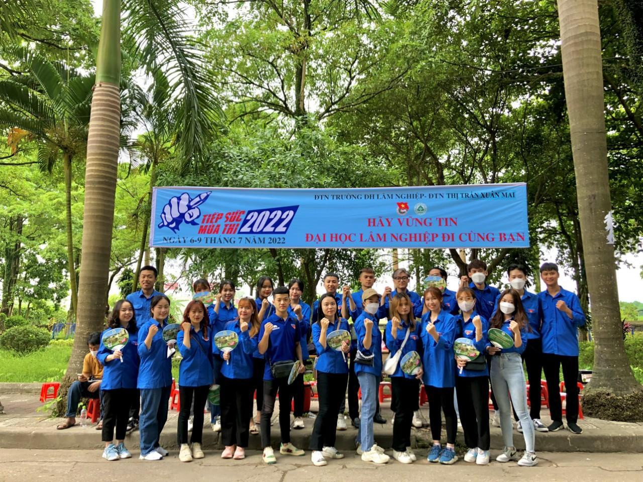 Quang Huy cùng các thành viên trong đội tình nguyện viên tham gia Tiếp sức mùa thi 2022. Quang Huy cùng các thành viên trong đội tình nguyện viên tham gia Tiếp sức mùa thi 2022.